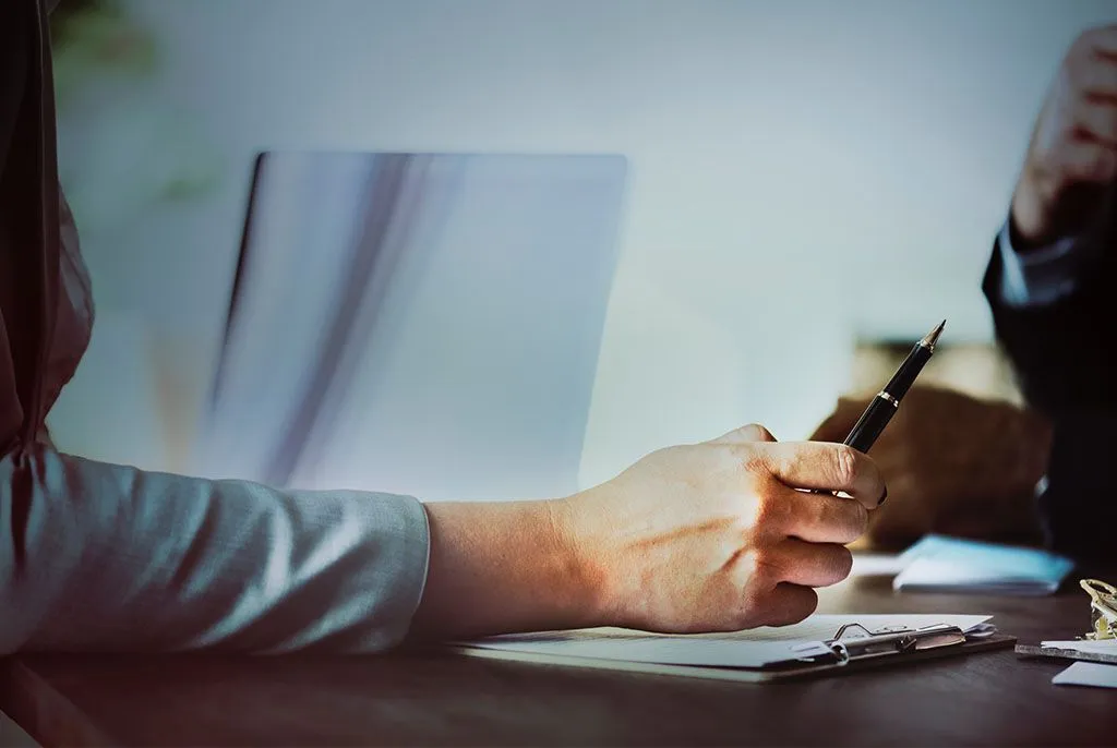 Mains d'une équipe professionnelle en réunion au bureau s'unissant et tenant des stylos